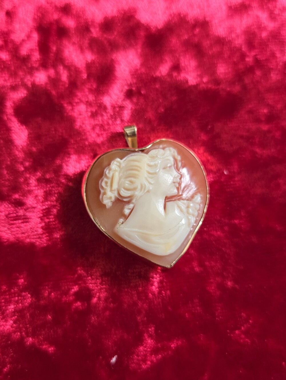 1980s Vintage Heart Cameo Pendant - Picture 2 of 4